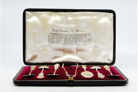 Conjunto de seis colheres de chá e pinça para açúcar com o busto do rei  Eduardo VII.